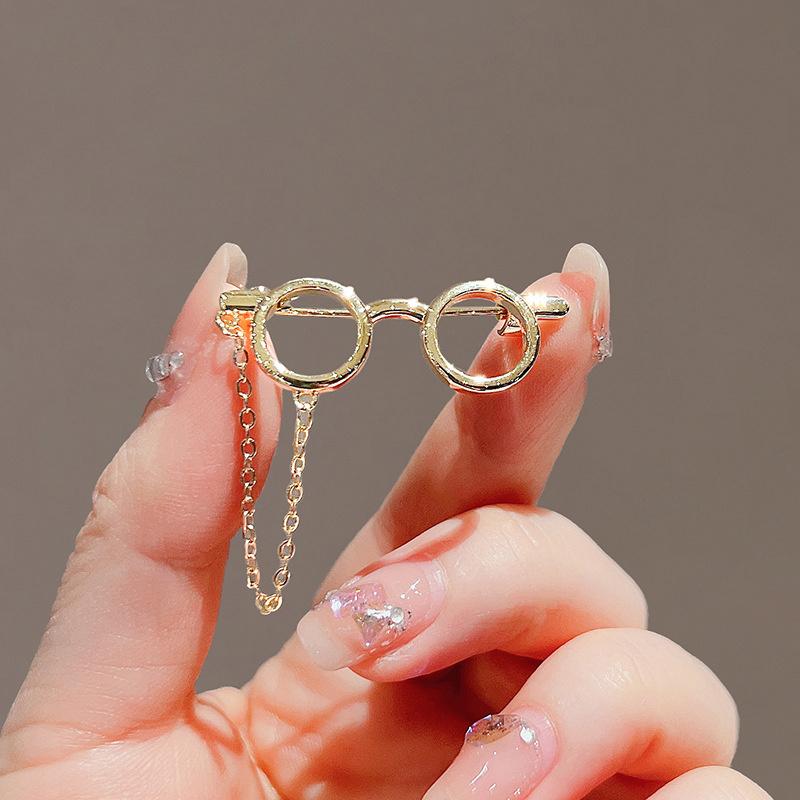 Kreative Brillengestell Metallbroschen Sonnenbrillen Quaste Kette Anstecknadel Cartoon Rucksack Kleidung Abzeichen Corsage Modeschmuck 1PC