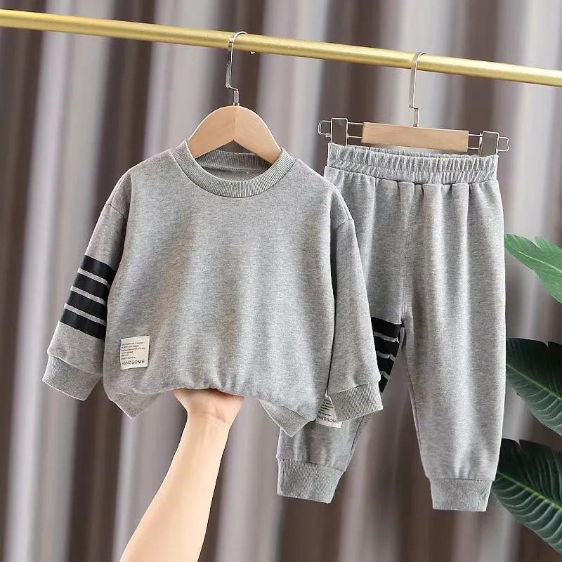 Baby Frühlingskleidung Anzug Jungen Frühling und Herbst Kinderkleidung Zweiteilige Kinderkleidung Bedruckt Bequemes atmungsaktives weiches zweiteiliges Set 120 grau