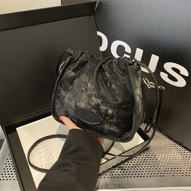 Nischenmode Trendige Taschen für Frauen Neue plissierte modische kleine quadratische Taschen Einfache lässige modische Schultertaschen without pendant gray