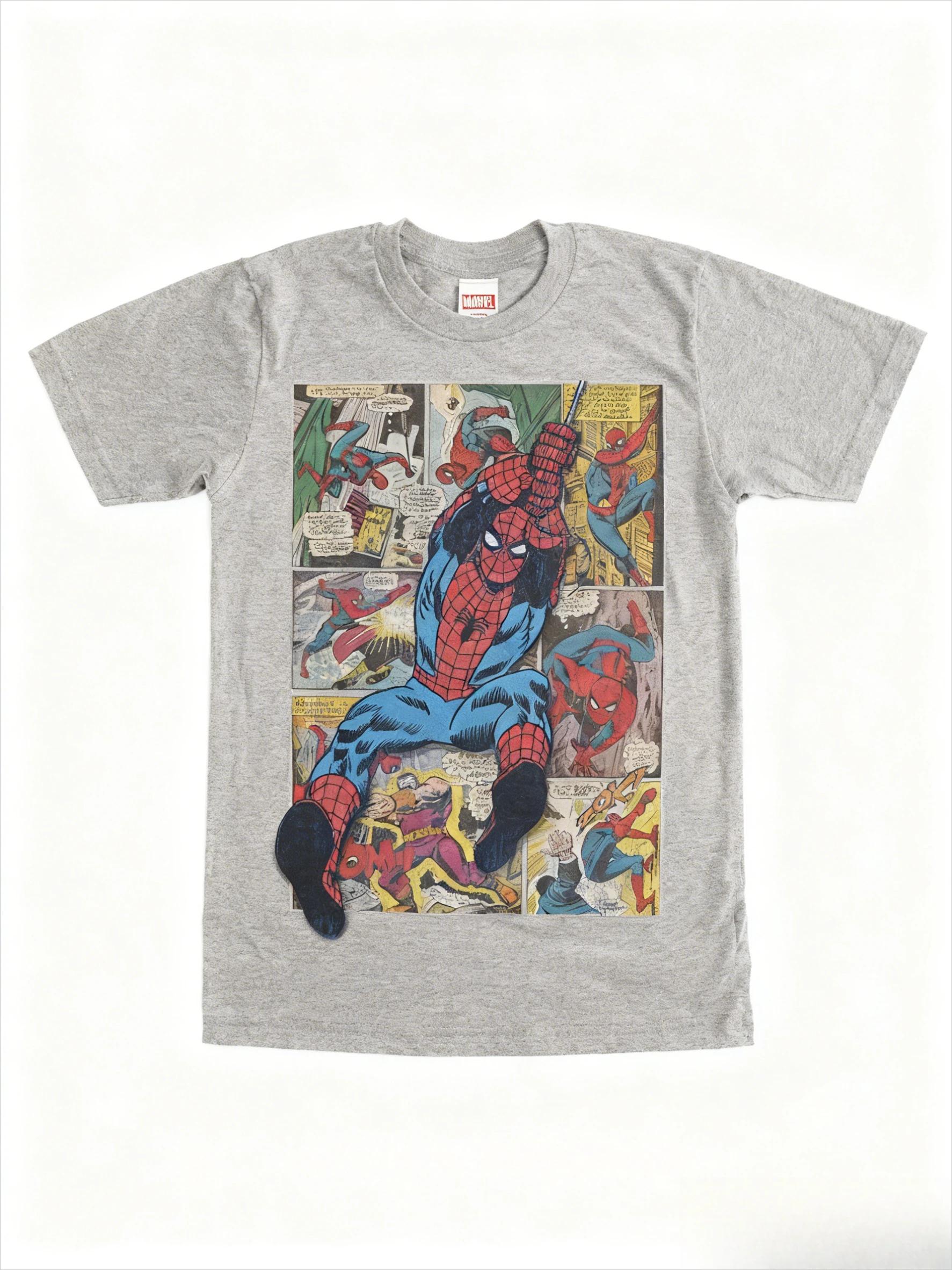 Übergroßes Kurzarm-T-Shirt mit einer Collage aus Vintage-Marvel-Spider-Man-Comic-Panels und einem 3D-artigen Überlager von Spider-Man, der schwingt 4XL schwarz