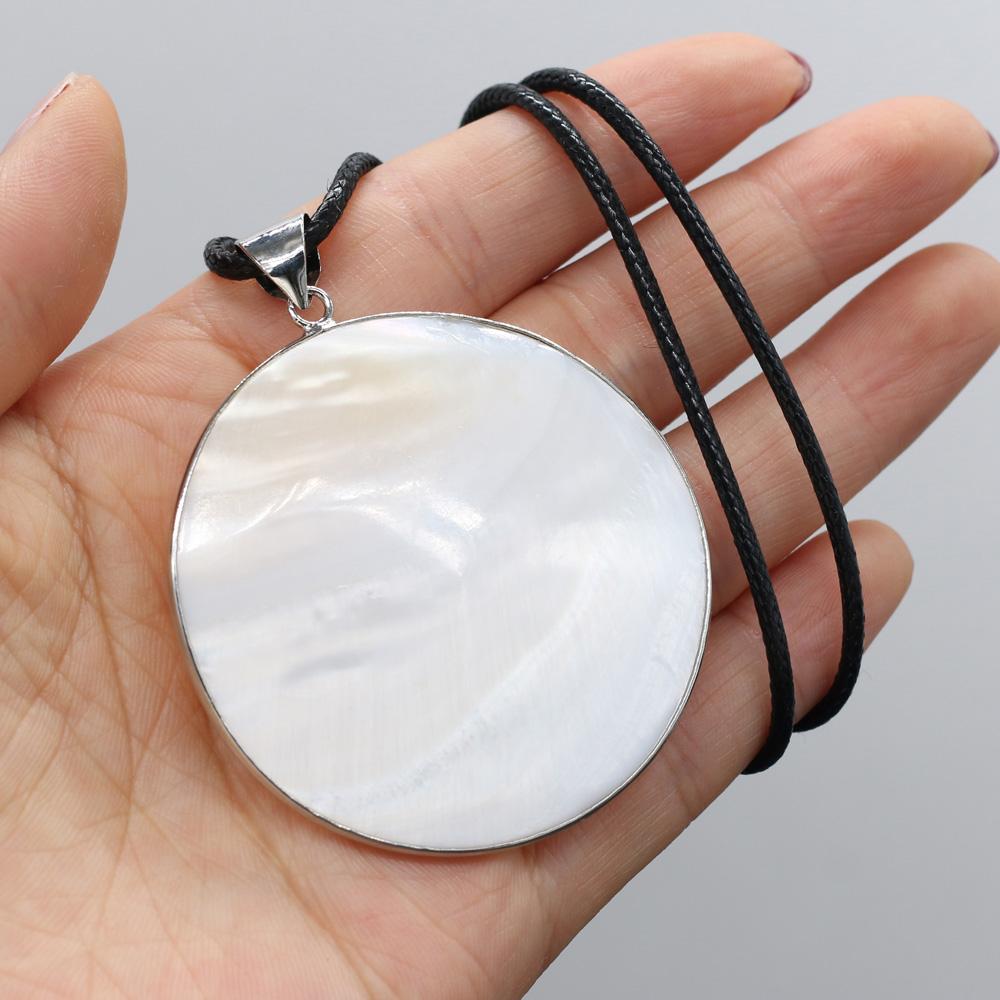 Runde Muschel-Halskette, natürliche weiße Muscheln, Perlmutt-Anhänger mit Lederseil-Kette, Halsketten für Damen und Herren, luxuriöser hochwertiger Schmuck, Halsband-Geschenke 50x50mm weiß