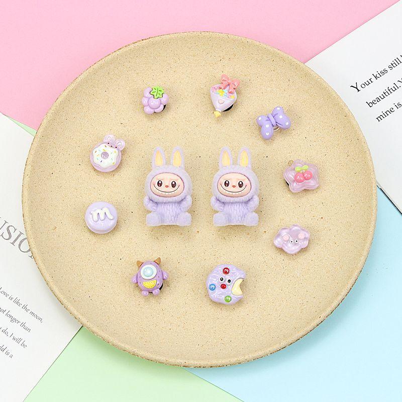 Labubu Dreidimensionale Accessoires mit passenden Lochschuh-Schnallen, Beliebte Accessoires, Modische und personalisierte Schuhblumen-Geschenke violett