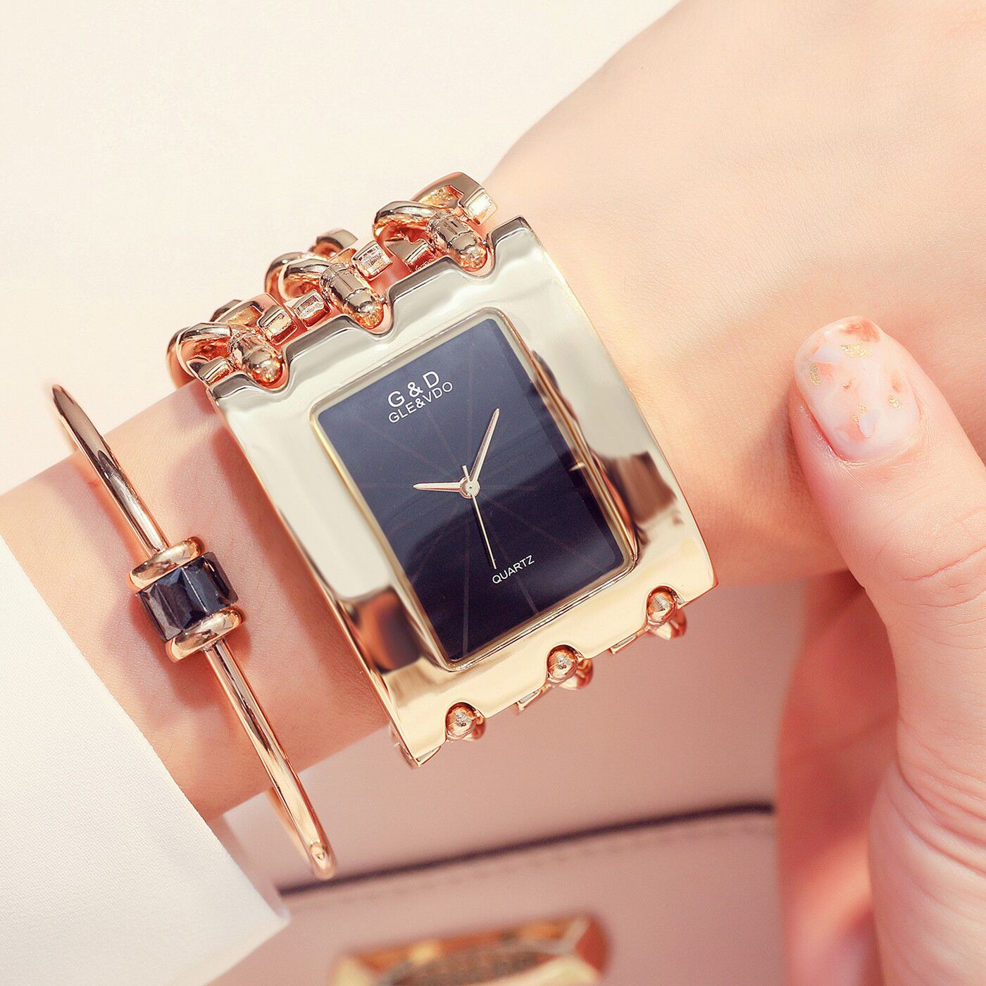 Damenuhr im Luxus-Stil mit rechteckigem Gehäuse, Quarz-Armbanduhr mit dreifachem Kettenarmband und Damenuhr