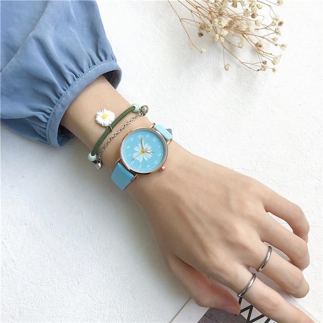 Frische Gänseblümchen-Zifferblatt-Design-Damen-Armbanduhren, modische, lässige Damen-Blumenuhren, einfache Zahl, Damen-Leder-Quarzuhr Only watch blau