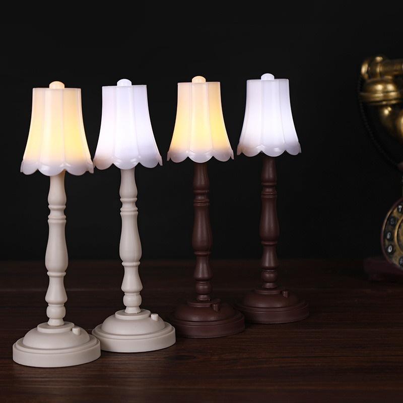 Miniatur-Stehlampe für Puppenhaus im Maßstab 1/6, LED-Lampe, für Puppen, Heimdekorationsspielzeug mit weißer Lichtabdeckung für Puppenhauszubehör Warm white light weiß
