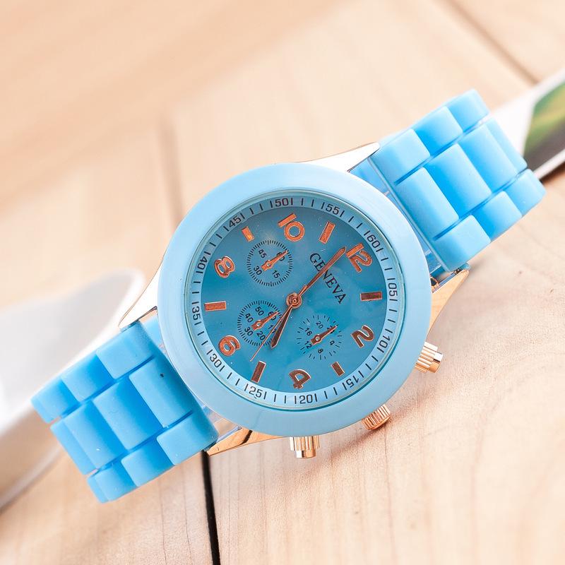 Neue Einfache Silikon Marke Casual Quarzuhr Frauen Kristall Silikon Genf Uhren Armbanduhr für Mädchen hellblaue