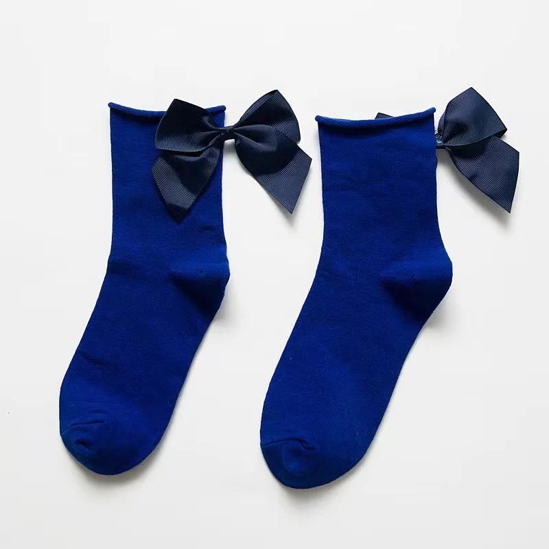 Schicke Streetwear-Socken für Damen in schönen Bonbonfarben mit Schleife. Lässige, kurze Socken in Kontrastfarbe für Damen. Niedliche Socken mit Schleife für Damen one size blau
