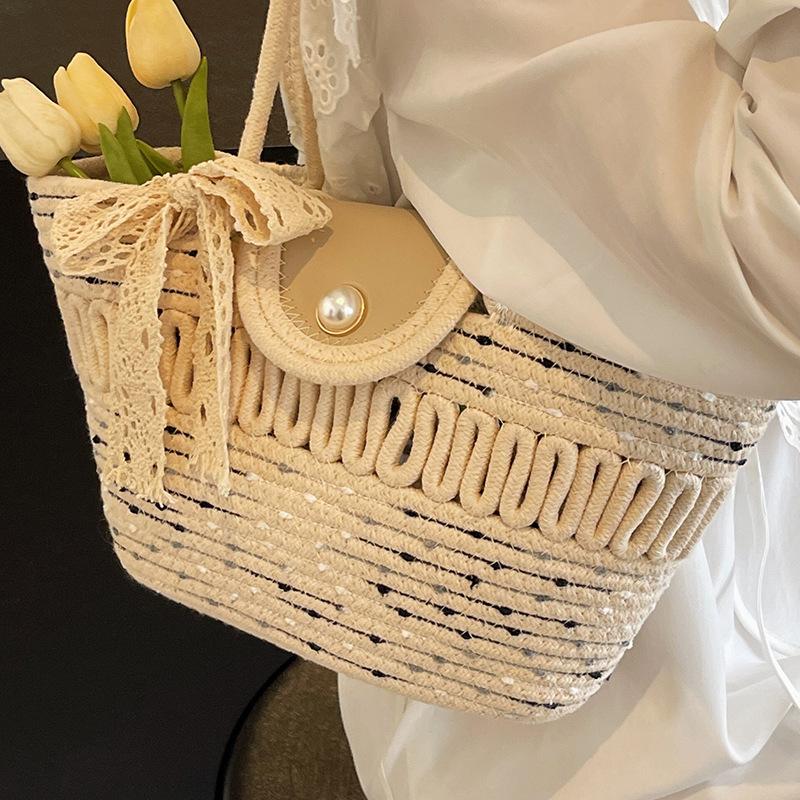Geflochtene Tasche mit großem Fassungsvermögen für Frauen im Sommer Ein-Schulter-Tragetasche für Frauen Nischen-Mode-Handtasche für Frauen