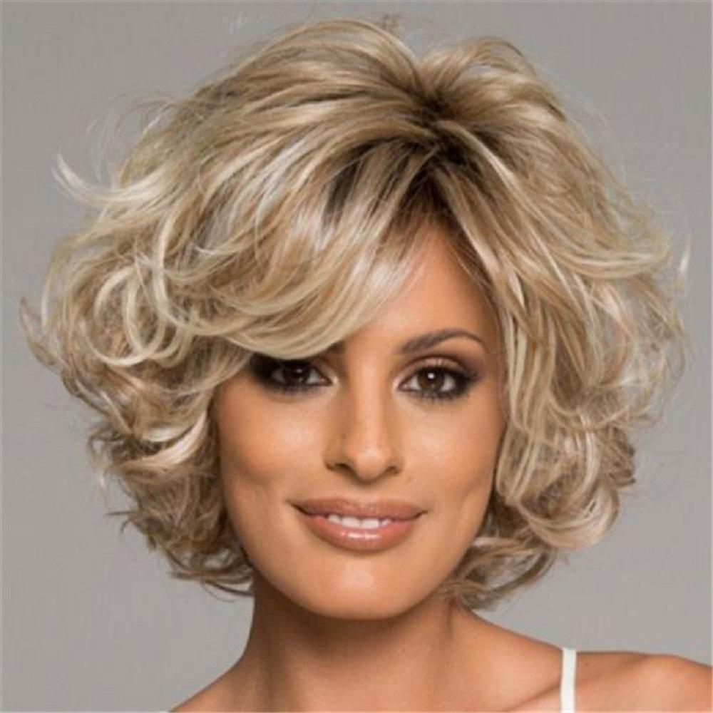 Perücke für Damen, synthetisches, kurzes, lockiges Haar mit Pony, natürliches Hellgold, Hochtemperatur-Perücken für den täglichen Gebrauch gold