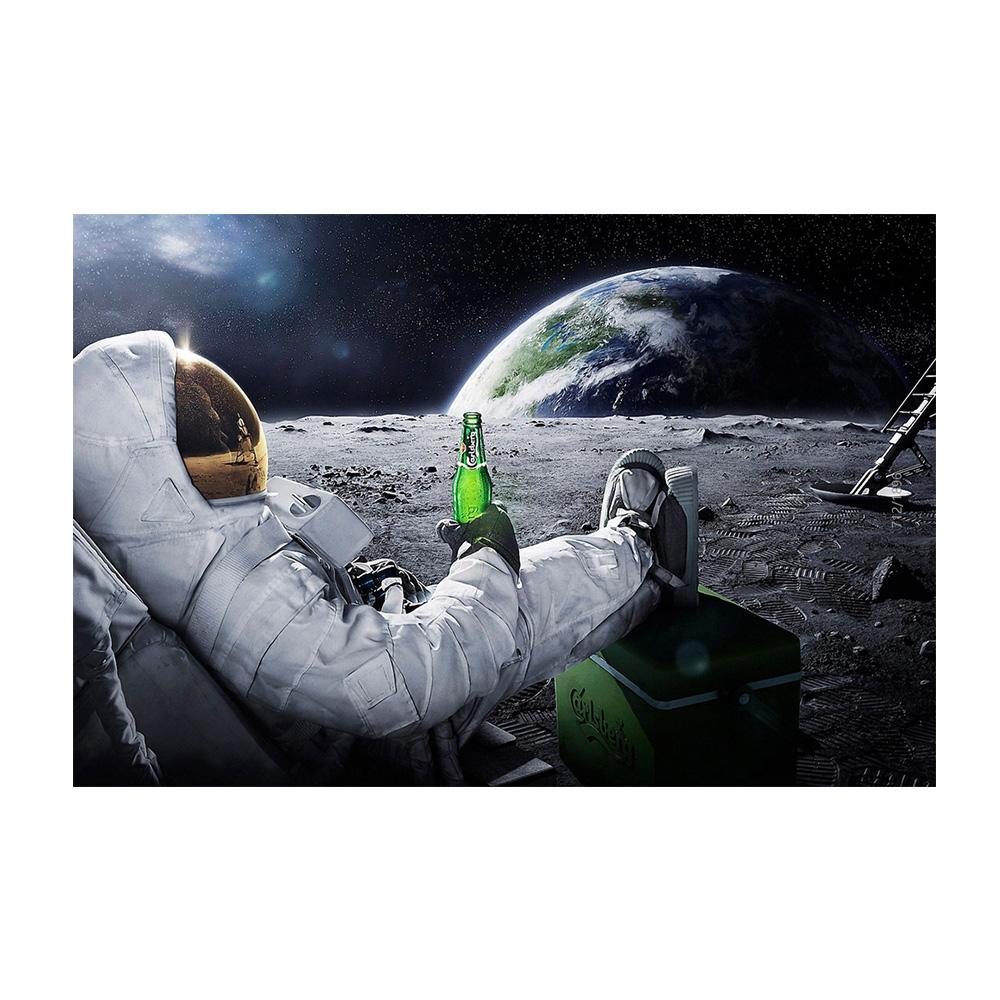 Astronaut trinkt Bier auf dem Mond, während er zusieht, wie die Erde zerstört wird. Moderne Leinwandmalerei, Poster, Drucke, Wohnzimmer, Wandkunst, Bilder, moderne Heimdekoration 20x30cm With Frame weiß
