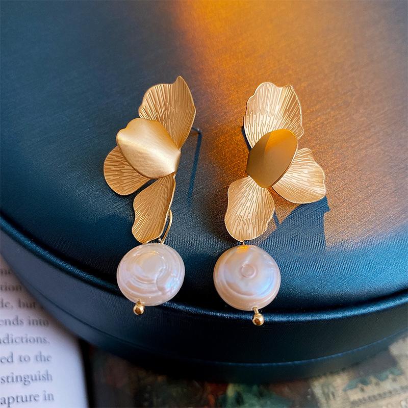 2 Stück Personalisierte Goldene Matte Textur Metall Blume Ohrringe, Geeignet für Frauen, Übertriebener Mode Party Schmuck Geschenke brown