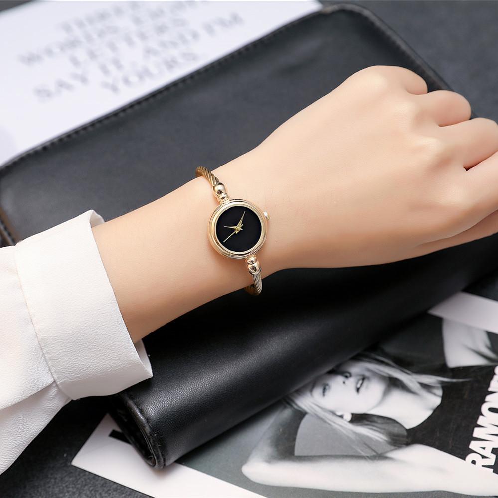 Luxusmode Damen Goldene Uhr Drahtarmband Anhänger Edelstahl Retro Damen Quarz Armbanduhr Kleine Uhr Lässige Uhren beige