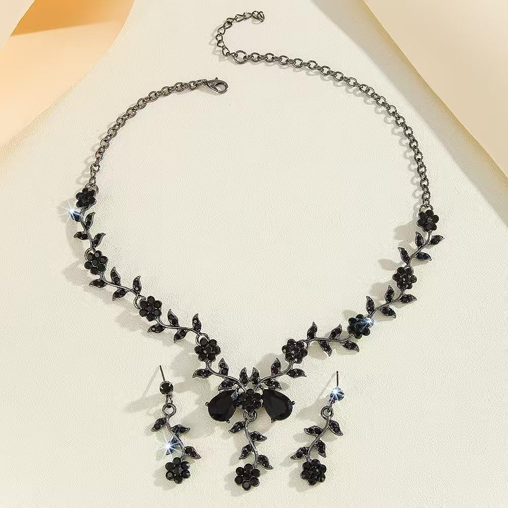 Halsketten- und Ohrring-Set für Damen-Abendkleider. Hochzeitszubehör-Set. Hochwertige und Modische Schmuckstücke. Necklace+Earrings schwarz
