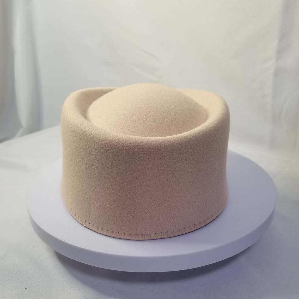 Vintage aussehende Stewardess-Mützen Flugbegleiterin Melone Pillbox-Hut Modenschau beige