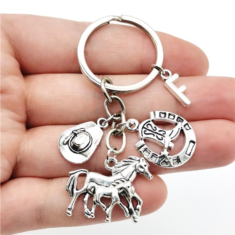 26 Buchstaben Antiker silberner Hut Hufeisen Schlüsselanhänger Pferdeanhänger Schlüsselanhänger Glücksbringer Reiterpferd Schlüsselanhänger Schmuck Geschenke F