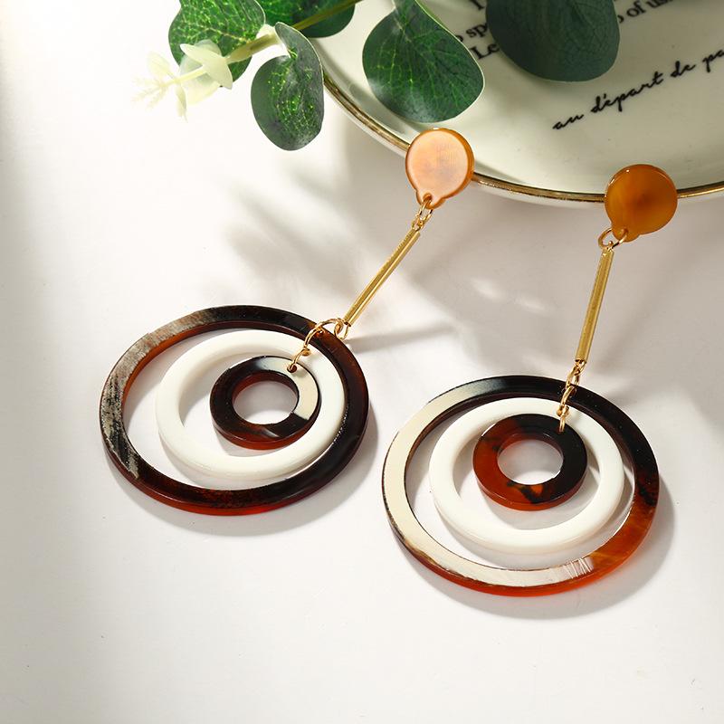 Acryl übertriebene Nischen-Ohrringe, Damen Metall große Ohrringe, vielseitige Ohrringe weiß