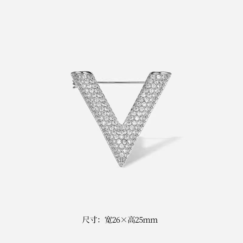 V-förmige Brosche, weibliche exquisite Buchstaben-Corsage, Persönlichkeits-Design, Sinn für Anstecknadel, Anti-Licht-Schnalle, feste Kleidungsaccessoires