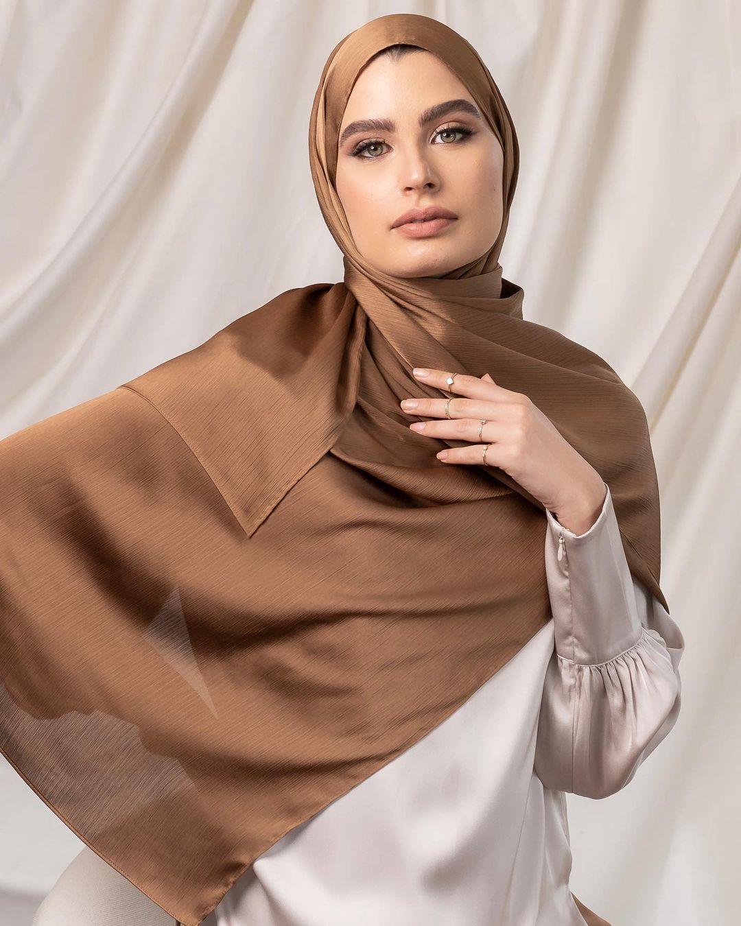 Langer Trendiger Seidenkrepp Hijab Heiß Verkaufter Satin Crinkle Hijab für Muslimische Frauen Satin Hijab Islamisches Kopftuch