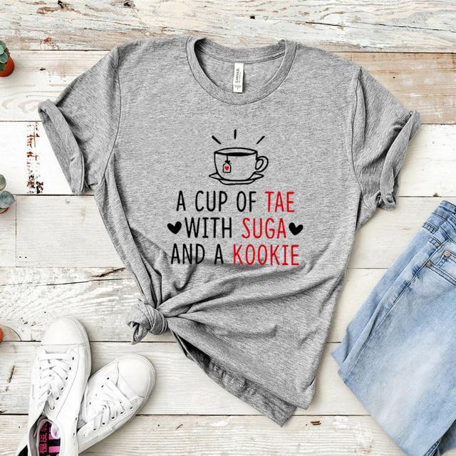 Eine Tasse Tae mit Suga und Kookie T-Shirt Kpop T-Shirt Damen Harajuku T-Shirt Korean Fashion Casual Top Lady Girl K-Pop T-Shirts XXXL graue