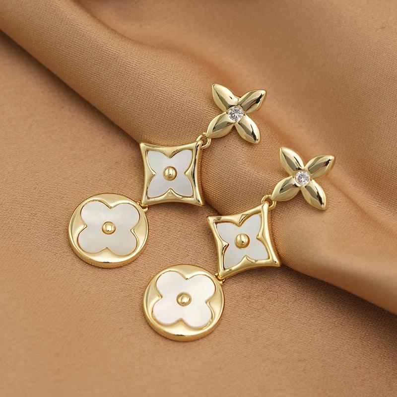 Vierblatt-Blumenanhänger Ohrringe 925 Silbernadel Kleine Duftende Temperament-Ohrringe Big Brand High-End Design Ohrringe Damen 14k brown