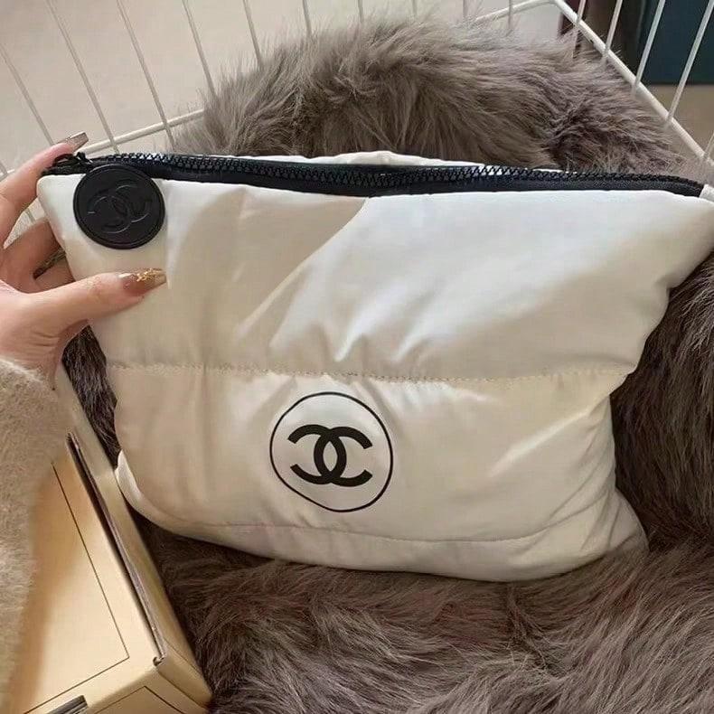 CHANEL Weiße gepolsterte CC-Logo Reißverschluss Kosmetiktasche Marke Beauty-Accessoire, gesteppte Kosmetikaufbewahrungstasche Damen Reisehandtasche weiß