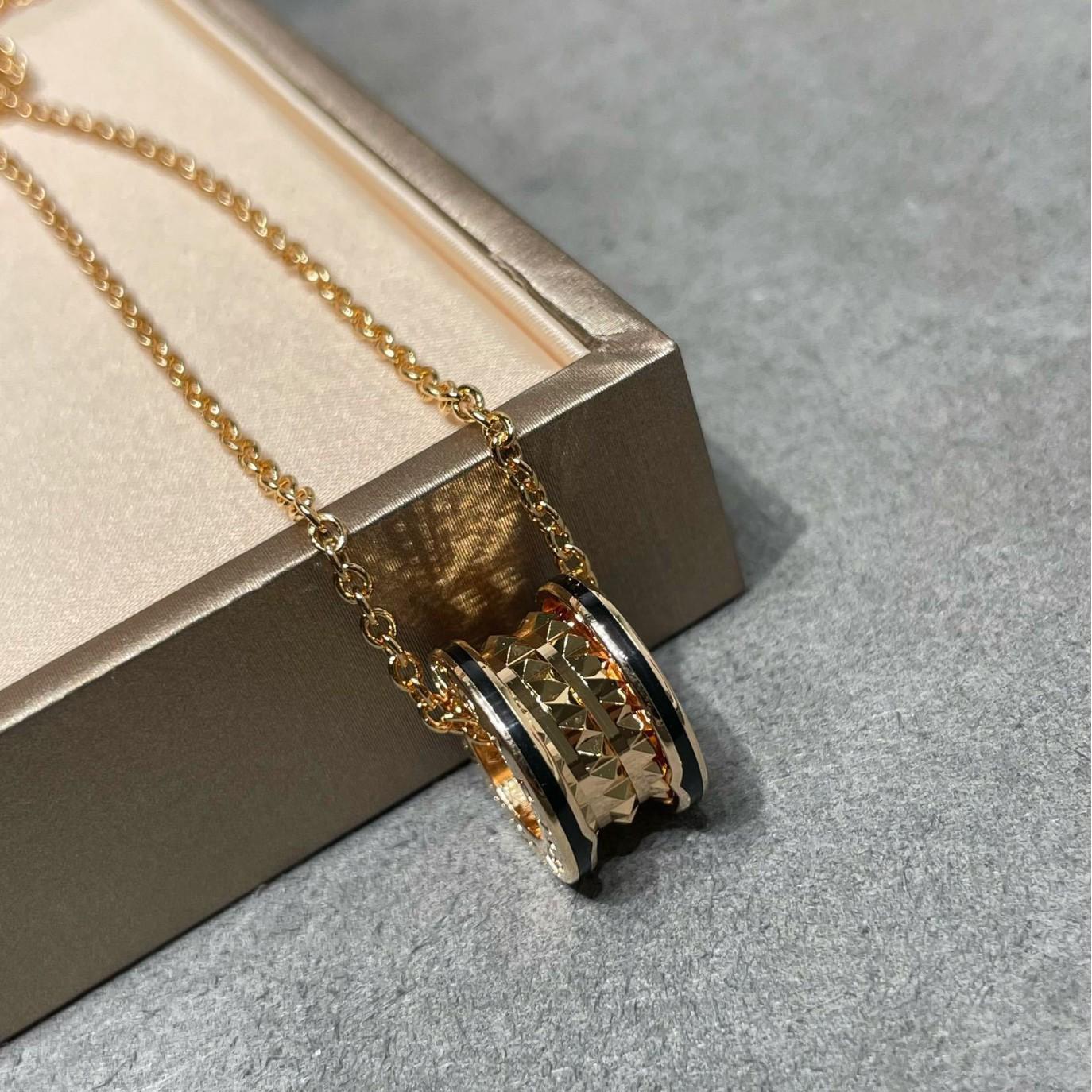 Baojia V Gold High-End 18 Karat Roségold & Schwarzer Rand Emaille Keramik Nieten Feder Halskette für Damen & Herren