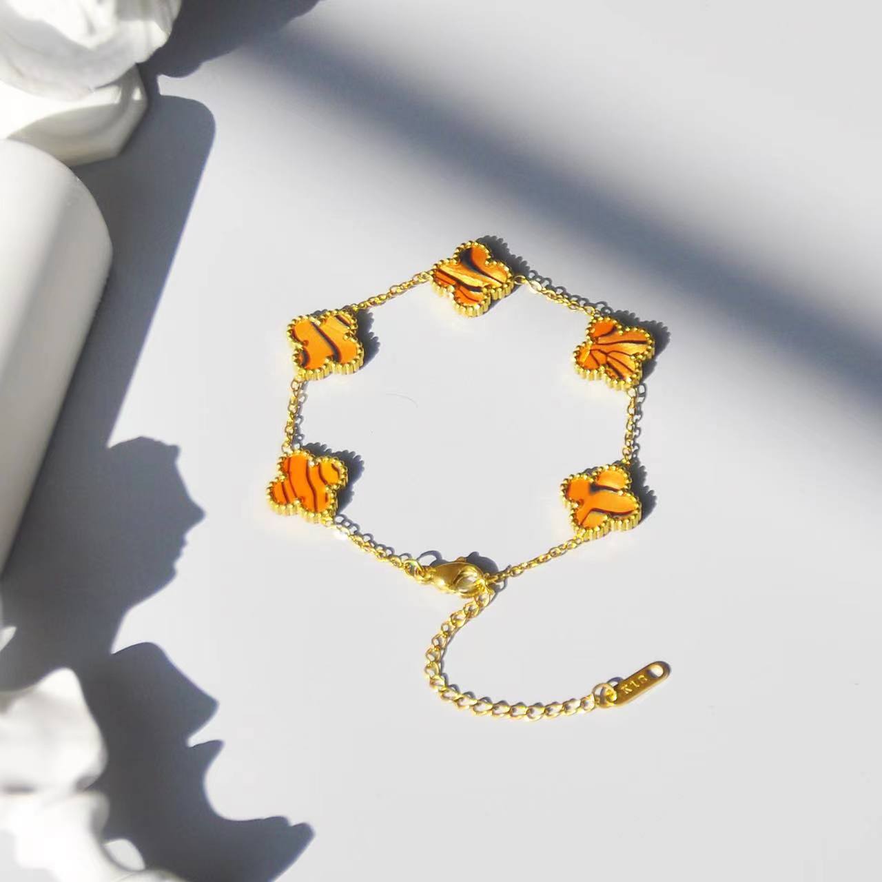 Neues Armband mit vier Blättern und Glücksfarbe, Farbblock-Serie, modisches Armband, Beimu-Armband mit fünf Blumen 22cm dunkel orange