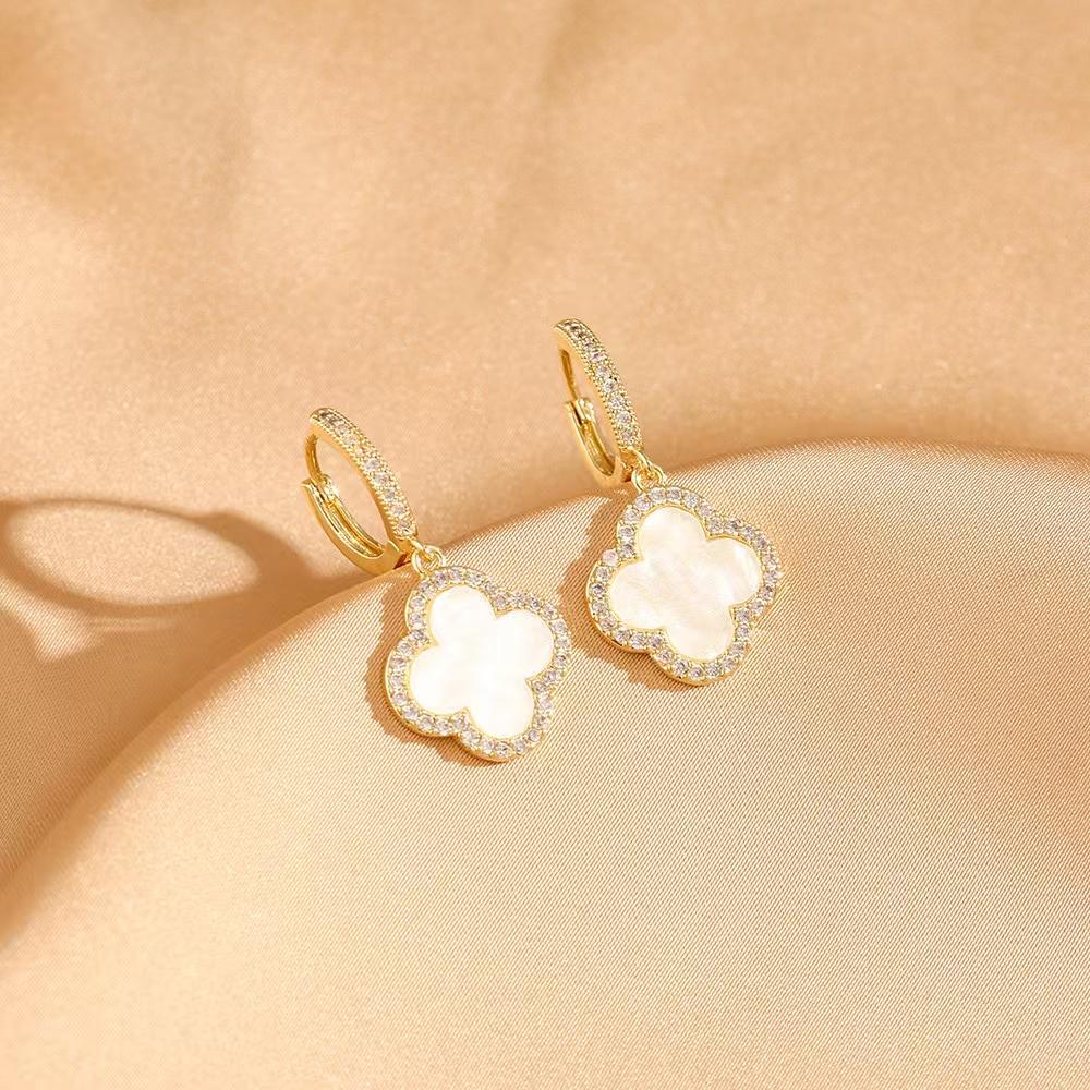 Wunderschöne vierblättrige Kleeblatt-Ohrringe aus Acryl, elegante Mode, vielseitige, einfache Temperament-Ohrringe, Damen-Ohrringe weiß