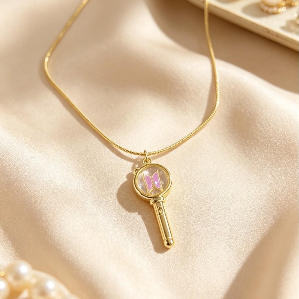 Kpop BTS Army Bomb Lightstick Anhänger Halskette Goldfarbe Niedlich Fanartikel Schlüsselbein Kette Schmuck Geschenk für Frauen Mädchen ARMY 1