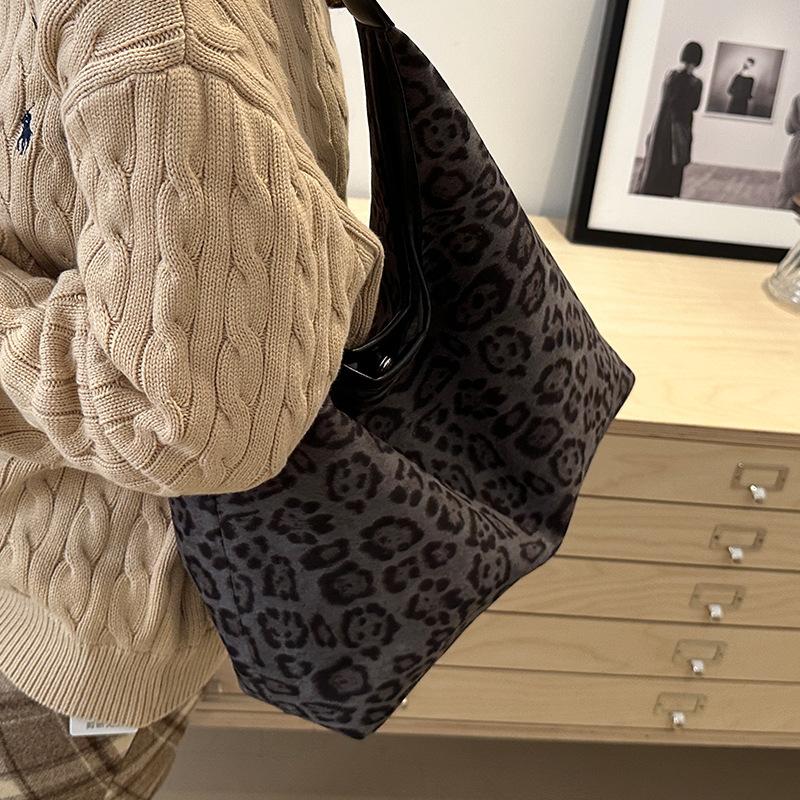 Große Kapazität Leopardenmuster Tasche für Frauen im Herbst Neue Mode Unterarm Tasche für Frauen Ins Leopardenmuster Pendler Einkaufstasche für Frauen black