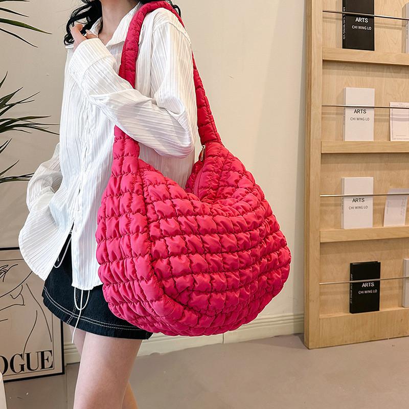 2025 Nischendesign Plissierte Wolkentasche für Damen Große Kapazität Schulter Umhängetasche Nylon Tragetasche Damen Handtaschen 47-38-21CM heißes rosa