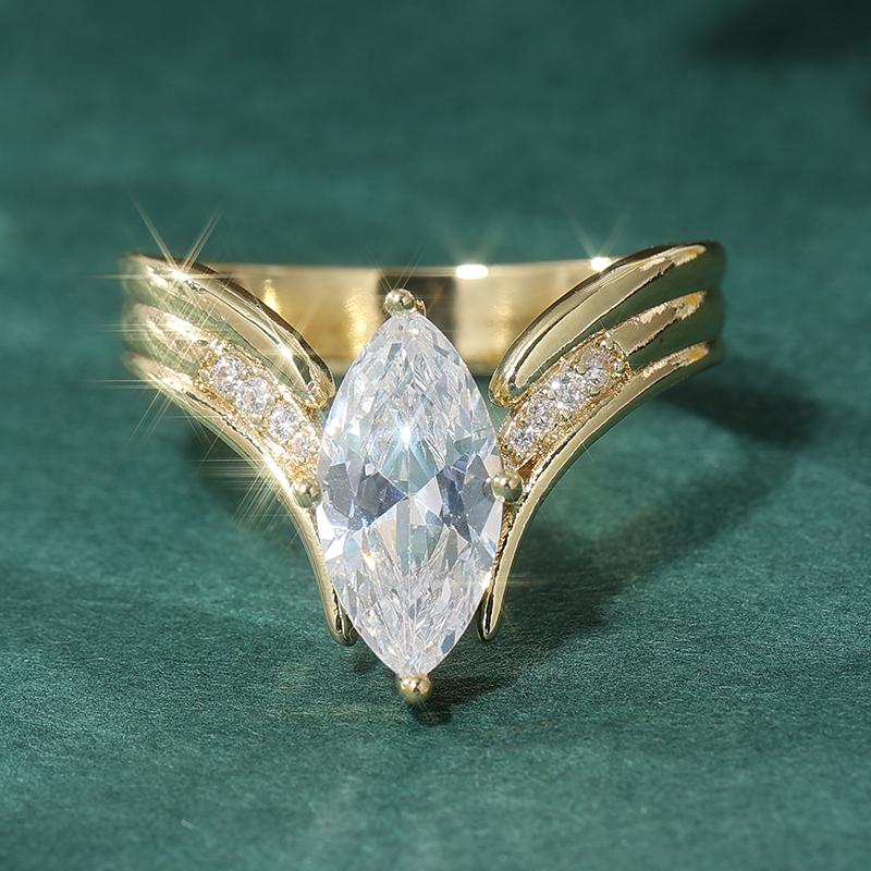 Modischer Ring für Damen in Goldfarbe mit weißen Zirkonia-Einlagen, handgeschnitztes Muster, täglicher Schmuck, Party-Schmuck 9