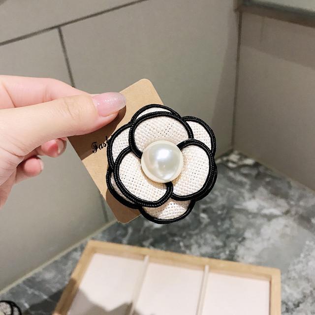 Perle Kamelie Broschen für Frauen Tuch Kunst Blume Anstecknadeln Strickjacke Schal Schnalle Corsage Schmuck Kleidung Zubehör weiß