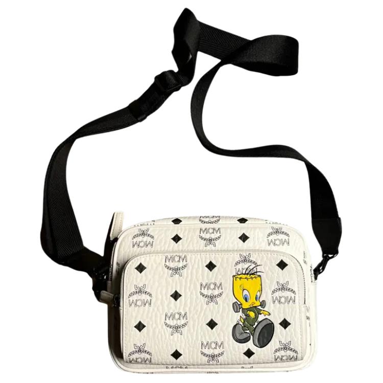 Neue MCM LOONEY TUNES Kollaboration Limited Edition Beschichtete Canvas Kameratasche, Schultertasche, Umhängetasche Klein Unisex Weiß MMRDSTA07WT001 22.1*5.1*15.5CM