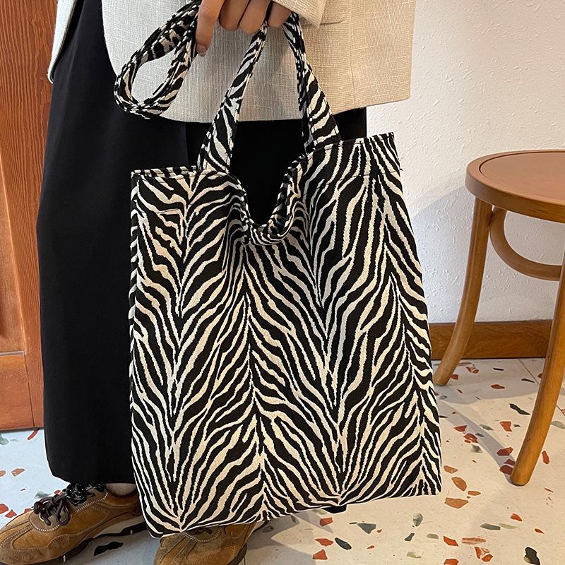 Große Tragetasche für Damen. Neue Tragetasche mit Leopardenmuster für Damen. Modische, einfache Ein-Schulter-Handtasche für den Weg zur Arbeit für Damen. gray