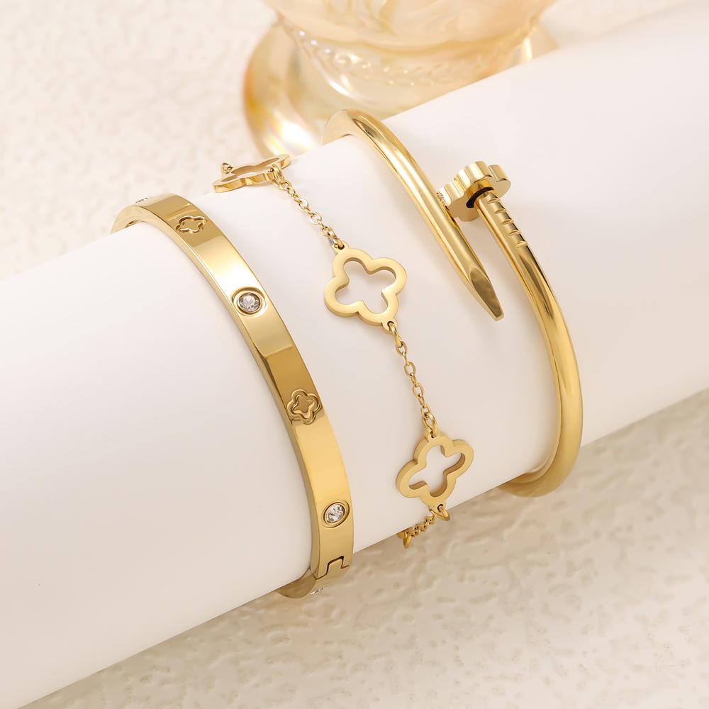 Edelstahl Gold Vierblättriges Kleeblatt Armband Set: Enthält Nagel-, Strass- und Hohlmuster