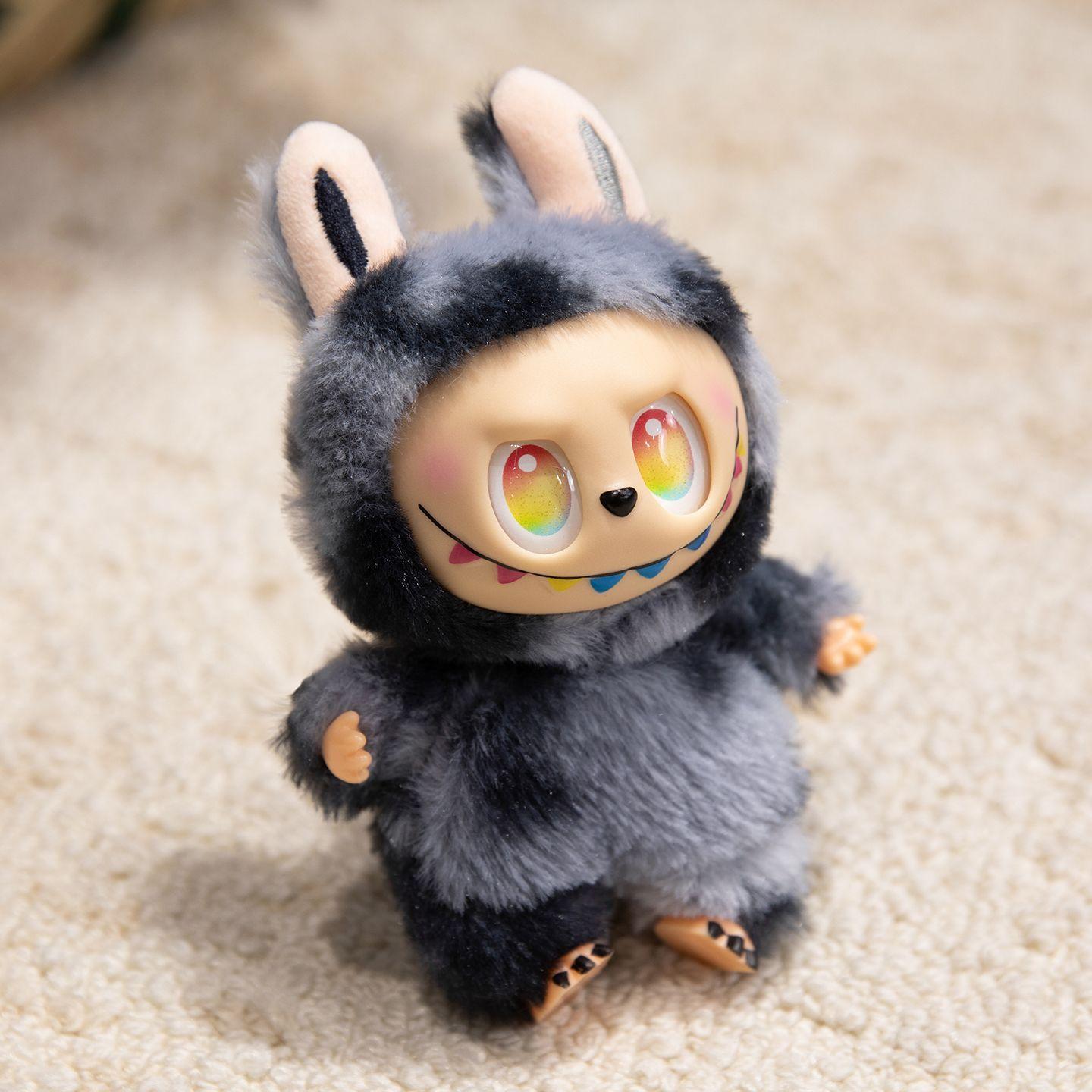 Beliebte Labubu Plüsch-Schlüsselanhänger Trendiges Spiel Rabub Weicher Kurzplüsch LABUBU Puppenspielzeug Niedlicher Cartoon-Anhänger für Schultasche Handtasche Auto schwarz