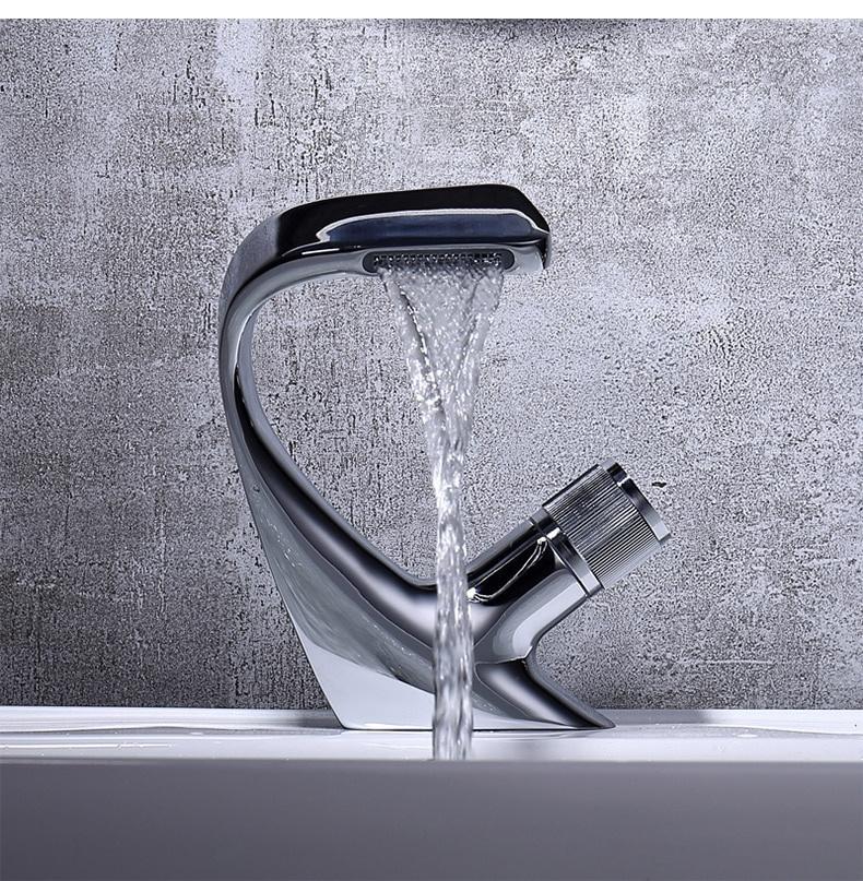 Moderner Wasserfall-Wasserhahn, luxuriöser Waschbecken-Wasserhahn, Badezimmer-Wasserhahn, Deck-Installation, Waschbecken, Kran und Kaltwasser-Wasserhahn silber