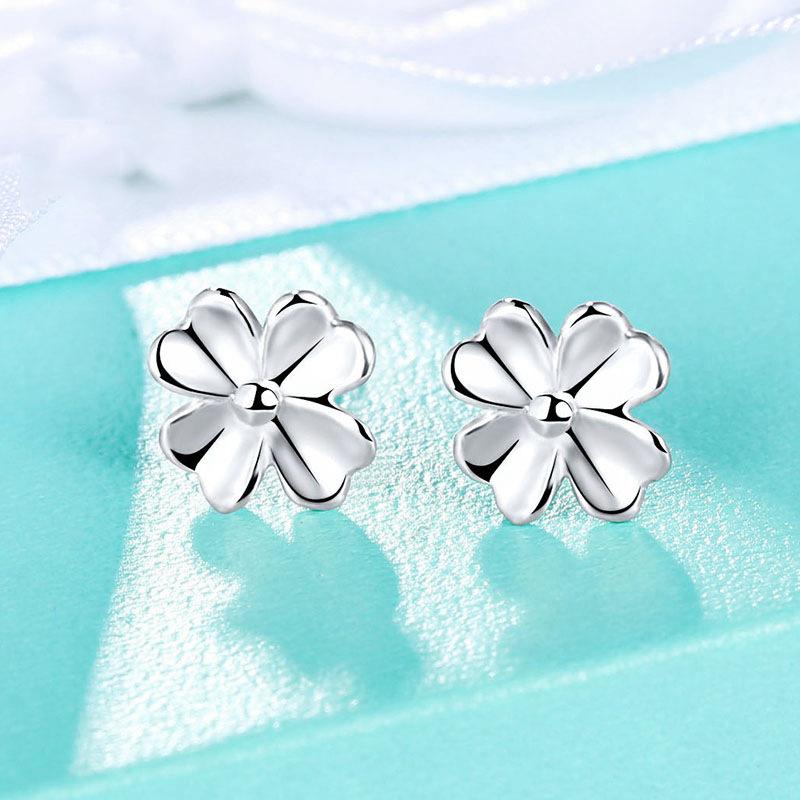 Vierblättriges Kleeblatt-Ohrstecker für Damen, neue kleine Blumen, einfache Ohrringe, kleine frische Blumen, beliebte koreanische Version, Nischendesign-Accessoires