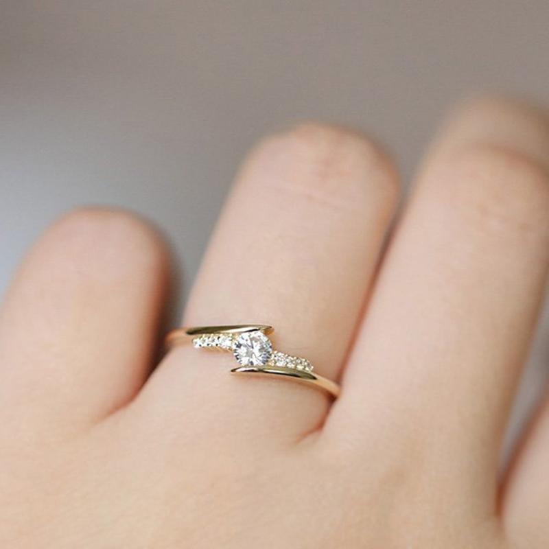 Huitan Modernes Design Ehering für Damen Einlage AAA Zirkonia Stein Luxus Goldfarbe Verlobungsringe Trendiger Schmuck 9