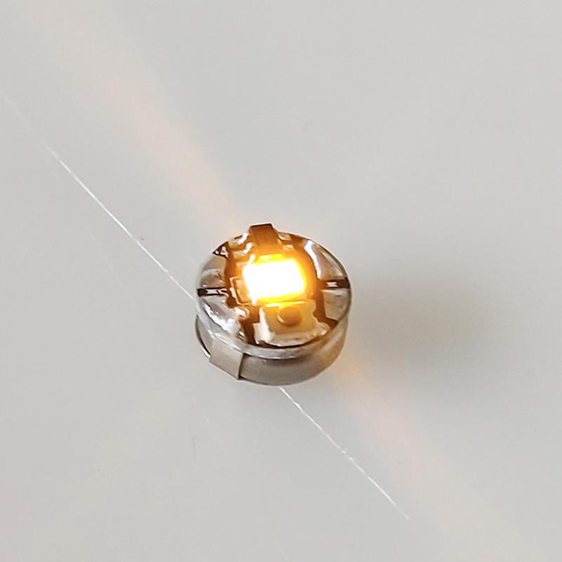 1 Stück Drahtloses LED-Modelllicht mit Batterien Druckknopf-Stil Miniatur-LED-Lampe für DIY-Modellbau Roboter/Autos/Hausdeko gelb