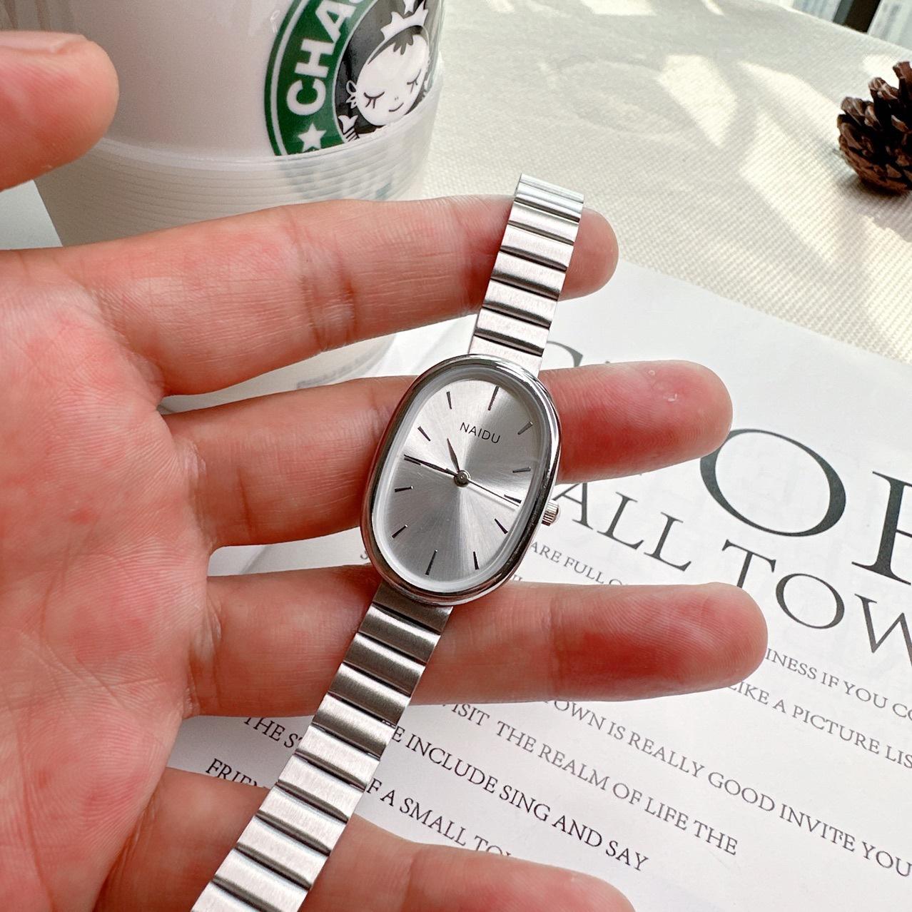 Neue Damenuhr Schlichte Kette ovales Zifferblatt Kompakt Koreanische Version Vielseitige Kleidung Damenmode Quarz Armbanduhren