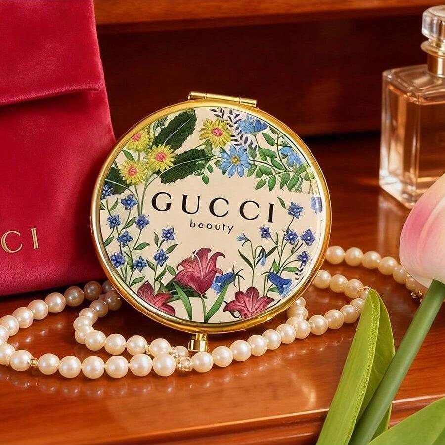Gucci Beauty Floral Kompaktspiegel mit rosa Satin-Tasche rosa