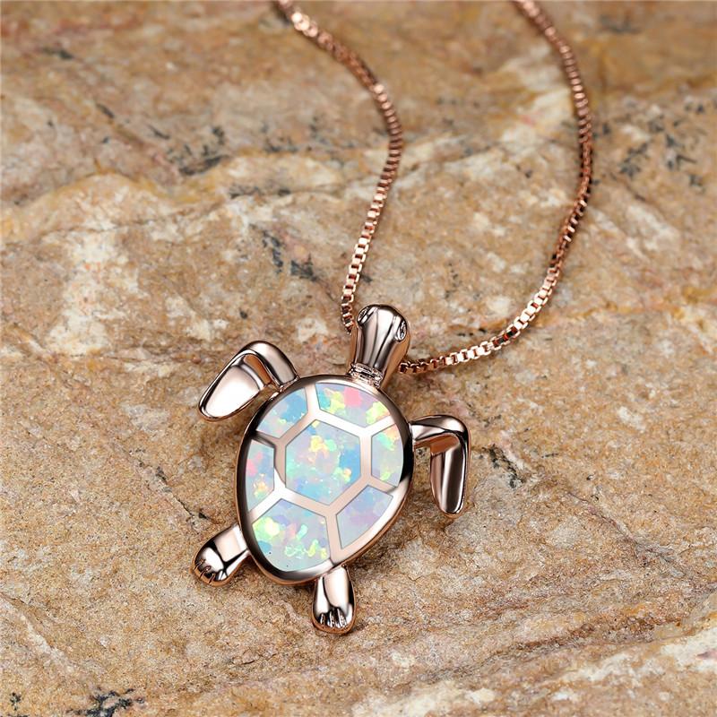 Halskette mit grünem Feueropal-Stein, süße Halskette mit kleinem Schildkröten-Anhänger für Frauen, Vintage-Halskette in Goldfarbe, Hochzeitsschmuck beige