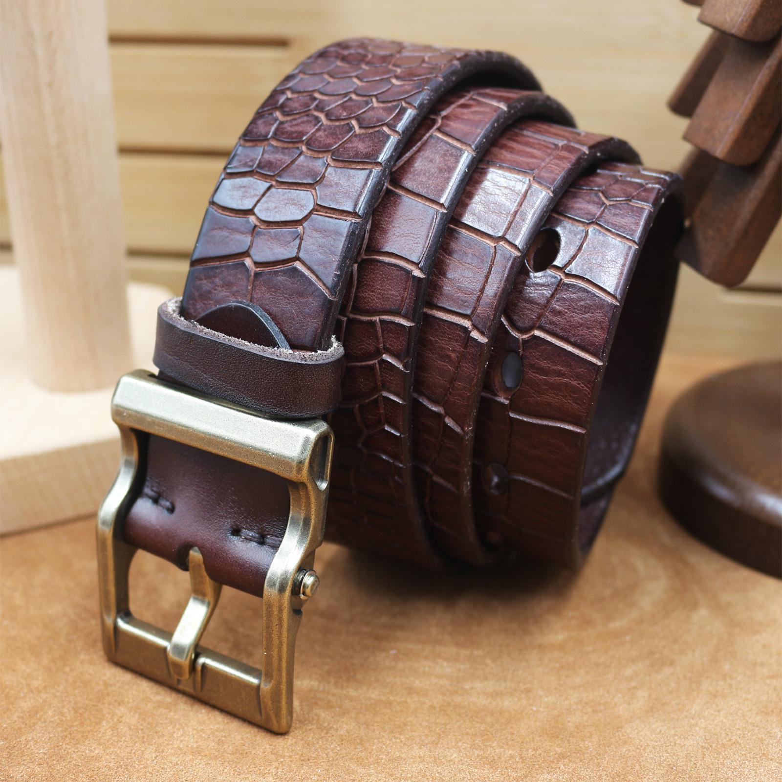 3,8 cm breiter trendiger Dornschließen-Gürtel aus echtem Leder mit Retro-Krokodilmuster - Vielseitiger Herren-Gürtel aus Rindsleder 115cm kaffeebraun