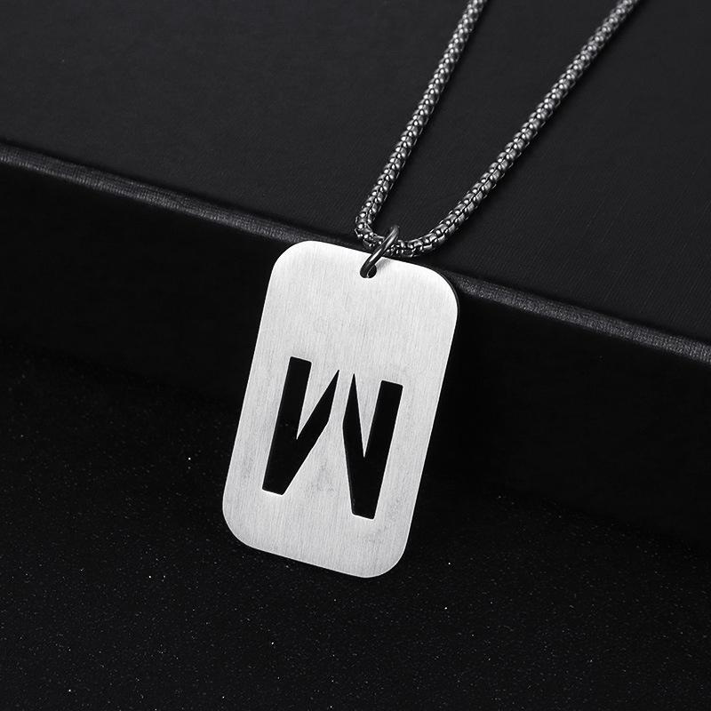 26 Buchstaben Männer und Frauen Mode einfache coole Titan Stahl Namensschild Anhänger Halskette englische Buchstaben Halskette W