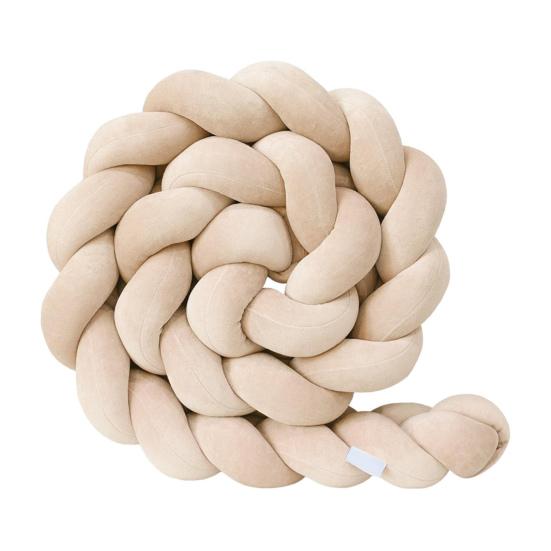 Dekoratives Kissen, das die Seiten und Ecken von Betten und Sofas rundum schützt. Weiche Füllung aus PP-Baumwolle. Dreisträngiges Zopfdesign. Geflochtenes Kinderbett-Accessoire beige
