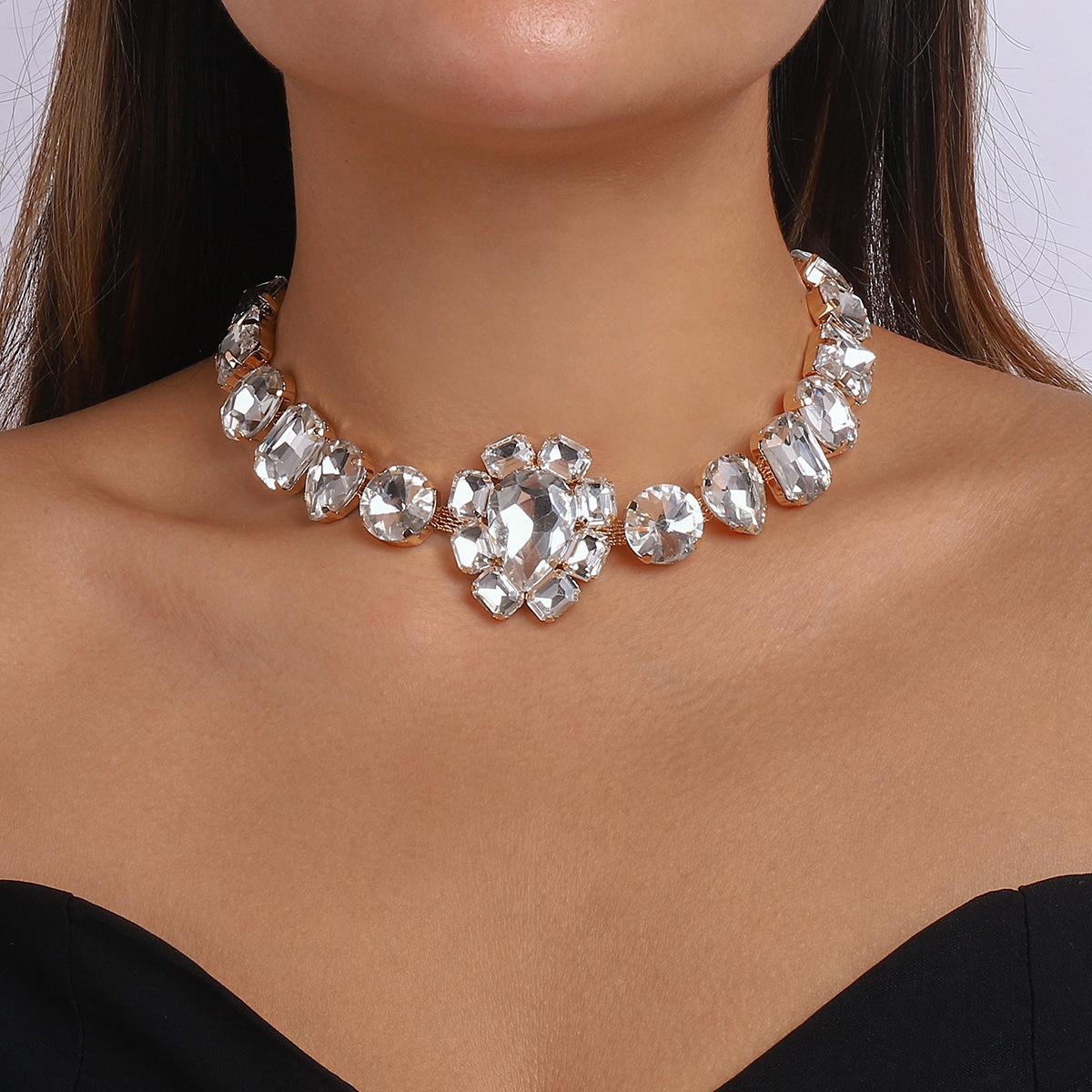 Leichte Luxus-Strass-Halskette für Damen, Retro-Stil, übertrieben, glänzende Halskette, europäische und amerikanische sexy geometrische Halskette gold