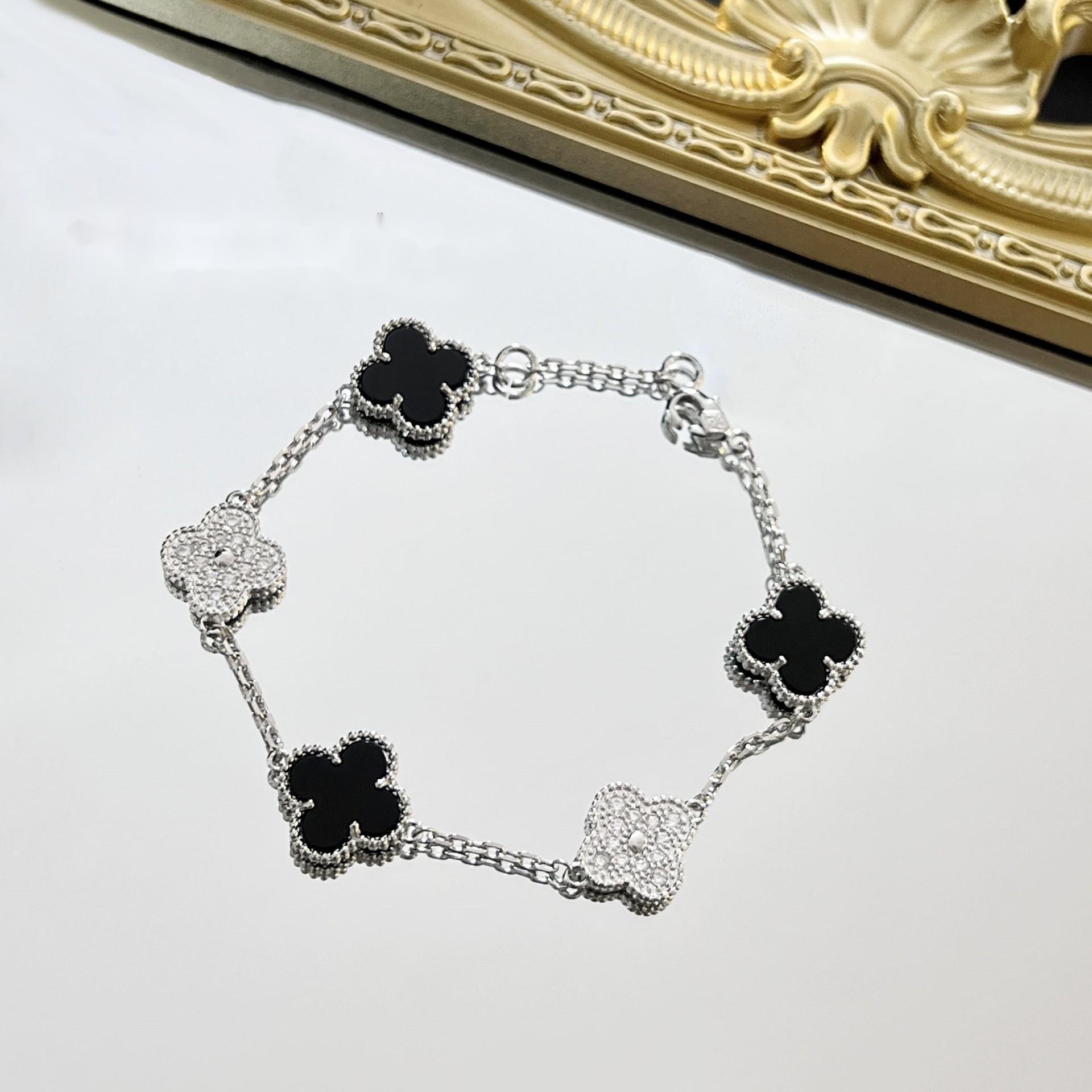 BELLA BOX Leichtes, luxuriöses, exquisites Armband mit fünf Panda-Klee-Blumen, geeignet für Hochzeitsfeiern von Frauen, Modeschmuck M