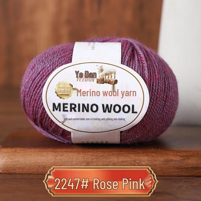 Handgewebtes 3-fädiges mitteldickes Merinowollgarn - ideal für Puppenpullover, Schals und Mützen. Aus 100 % Schafwolle. rose rosa